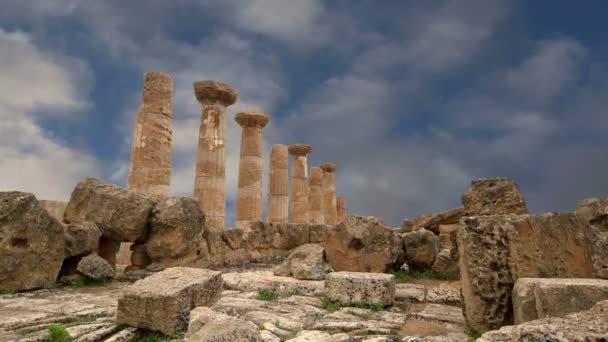 Pozostałości starożytnej greckiej świątyni z Heracles (V-Vi w. P.n.e.), Dolina świątyń, Agrigento na Sycylii. Obszarze zostało wpisane na listę dziedzictwa UNESCO w 1997 roku — Wideo stockowe