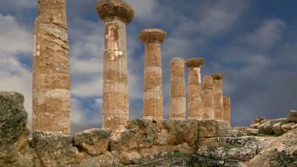 Restos de um antigo templo grego de Héracles (V-VI a.C.), Vale dos Templos, Agrigento, Sicília. A área foi incluída na lista do Patrimônio da UNESCO em 1997 — Vídeo de Stock