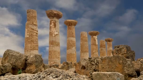 Restos de un antiguo templo griego de Heracles (siglo V-VI aC), Valle de los Templos, Agrigento, Sicilia. La zona fue incluida en la lista del Patrimonio de la UNESCO en 1997 — Vídeos de Stock