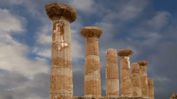 Restes d'un temple grec antique d'Héraclès (V-VI siècle av. J.-C.), Vallée des Temples, Agrigente, Sicile. La zone a été inscrite sur la liste du patrimoine mondial de l'UNESCO en 1997. — Video