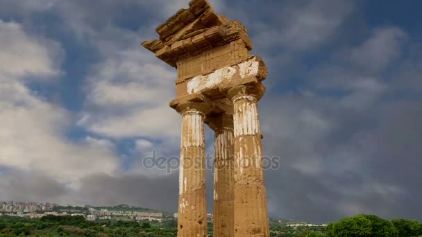 Antike griechische Tempel der Dioskuren (v-vi Jahrhundert v. Chr.), Tal der Tempel, Agrigent, Sizilien. 1997 wurde das Gebiet in die UNESCO-Liste des Weltkulturerbes aufgenommen. — Stockvideo