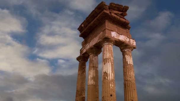 Antico Tempio Greco dei Dioscuri (V-VI secolo a.C.), Valle dei Templi, Agrigento, Sicilia. L'area è stata inserita nella lista del Patrimonio dell'UNESCO nel 1997 — Video Stock