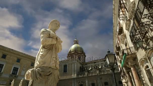 Fontana Pretoria i Palermo, Sicilien kallas också fontän av skam, på grund av de nakna siffrorna. Ursprungligen avsedd för en privat florentinsk villa och inte ett torg — Stockvideo