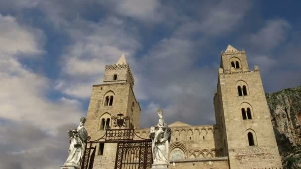 Katedralen-basilikan i Cefalù, är en romersk-katolska kyrkan i cefalu, Sicilien, södra Italien — Stockvideo