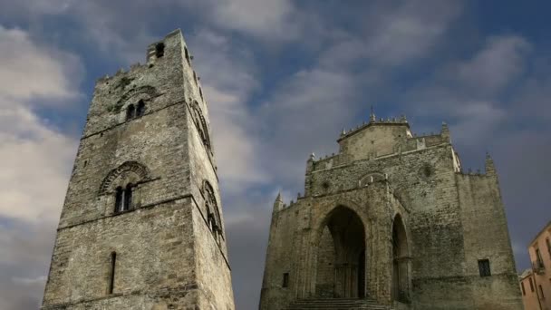 Medievel カトリック教会 （14 世紀）。キエーザ matrice エーリチェ、シチリア島で — ストック動画