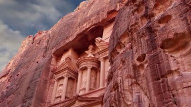 Petra, Jordan, Orta Doğu--olan sembolü Jordan, hem de Jordan'ın en çok ziyaret edilen turistik. Petra Unesco Dünya Mirası oldu