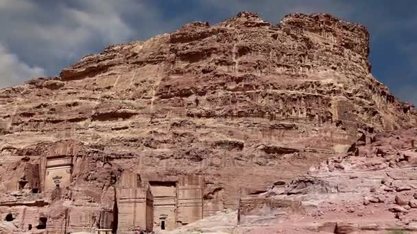 Petra, Jordanien, Mellanöstern--det är en symbol för Jordanien samt Jordaniens mest besökta turistattraktion. Petra har varit ett Unesco-världsarv — Stockvideo
