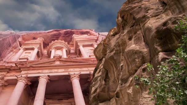 Petra, Giordania, Medio Oriente è un simbolo della Giordania, così come l'attrazione turistica più visitata della Giordania. Petra è stata dichiarata patrimonio dell'umanità dall'UNESCO — Video Stock