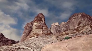 Wadi Rum Çölü, Ürdün, Ortadoğu ya da Ay Vadisi, Ürdün 'ün güneyinde, Akabe' nin 60 km doğusunda yer alan kum taşı ve granit kayalara oyulmuş bir vadidir. 