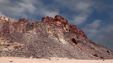 Wadi Rum Çölü, Ürdün, Ortadoğu ya da Ay Vadisi, Ürdün 'ün güneyinde, Akabe' nin 60 km doğusunda yer alan kum taşı ve granit kayalara oyulmuş bir vadidir. 