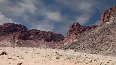 Wadi Rum Çölü, Ürdün, Ortadoğu ya da Ay Vadisi, Ürdün 'ün güneyinde, Akabe' nin 60 km doğusunda yer alan kum taşı ve granit kayalara oyulmuş bir vadidir. 