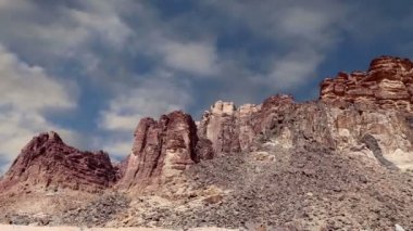 Wadi Rum Çölü, Ürdün, Ortadoğu ya da Ay Vadisi, Ürdün 'ün güneyinde, Akabe' nin 60 km doğusunda yer alan kum taşı ve granit kayalara oyulmuş bir vadidir. 