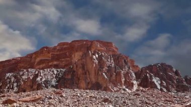 Wadi Rum Çölü, Ürdün, Ortadoğu ya da Ay Vadisi, Ürdün 'ün güneyinde, Akabe' nin 60 km doğusunda yer alan kum taşı ve granit kayalara oyulmuş bir vadidir. 