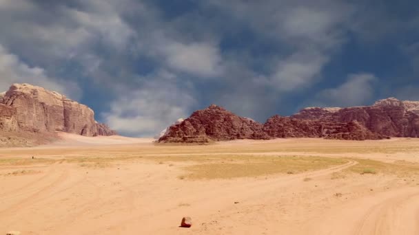 와디 럼 사막 (Wadi Rum Desert), 요르단 (Jordan), 중동 (Middle East--), 달의 계곡 (Valley of the Moon) 은 아카 바 동쪽으로 60km 떨어진 요르단 남부의 사암 과 화강암 바위를 파서 만든 계곡이다. — 비디오