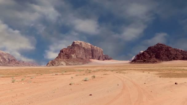 Wadi Rum Desert, Jordania, Medio Oriente también conocido como El Valle de la Luna es un valle cortado en la piedra arenisca y roca de granito en el sur de Jordania 60 km al este de Aqaba — Vídeo de stock