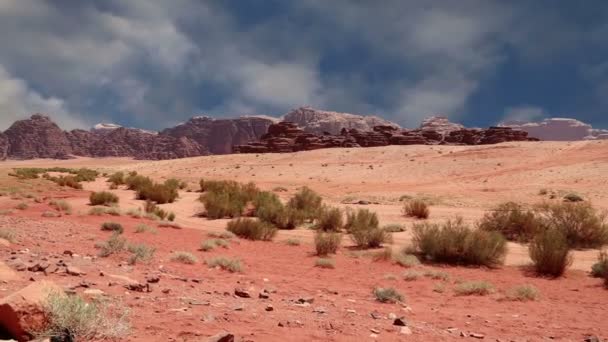 Wadi Rum Desert, Jordánsko, Blízký východ... také známý jako Údolí Měsíce je údolí vytesané do pískovce a žulové skály v jižním Jordánsku 60 km východně od Aqaby — Stock video