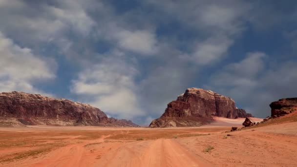 Wadi Rum Desert, Jordanien, Mellanöstern... även känd som Månens dal är en dal inskuren i sandsten och granitsten i södra Jordanien 60 km öster om Akaba. — Stockvideo