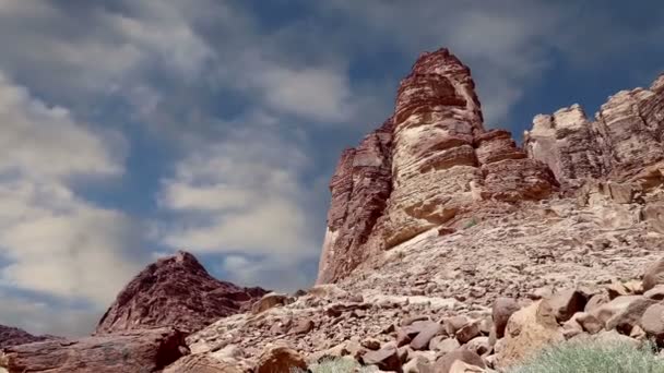 Wadi Rum Desert, Jordania, Medio Oriente también conocido como El Valle de la Luna es un valle cortado en la piedra arenisca y roca de granito en el sur de Jordania 60 km al este de Aqaba — Vídeos de Stock