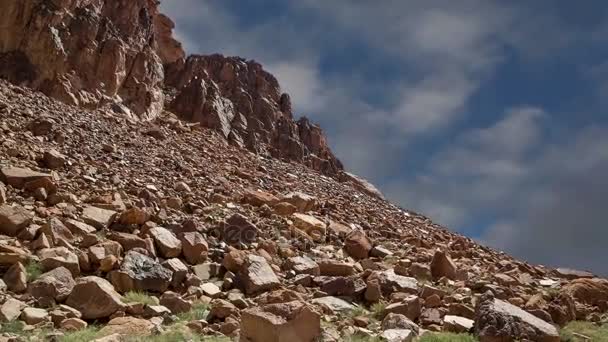 Wadi Rum Çölü, Ürdün, Ortadoğu ya da Ay Vadisi, Ürdün 'ün güneyinde, Akabe' nin 60 km doğusunda yer alan kum taşı ve granit kayalara oyulmuş bir vadidir. — Stok video