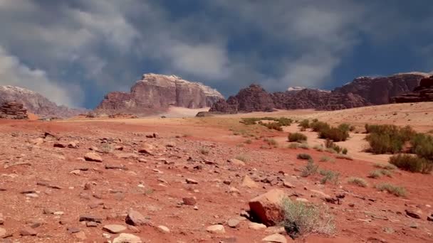 Wadi Rum Wüste, Jordanien, Mittlerer Osten - auch bekannt als Das Tal des Mondes ist ein in Sandstein und Granitfelsen gehauenes Tal im Süden Jordaniens 60 km östlich von Akaba — Stockvideo