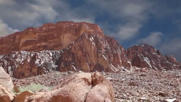 Wadi Rum Desert, Jordanie, Moyen-Orient - aussi connu sous le nom de La Vallée de la Lune est une vallée taillée dans le grès et la roche de granit dans le sud de la Jordanie 60 km à l'est d'Aqaba — Video