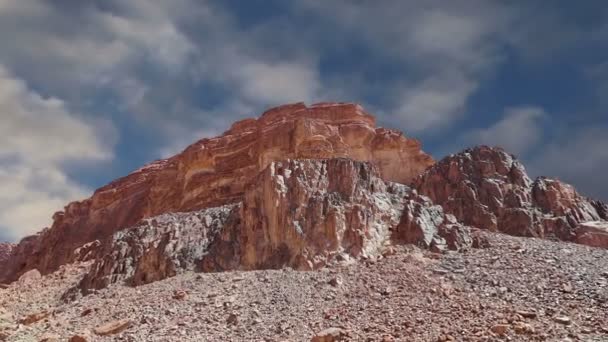 月の谷（The Valley of the Moon）は、アカバの東60kmのヨルダン南部の砂岩と花崗岩の岩に切り出された谷である。 — ストック動画