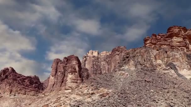 在约旦南部亚喀巴以东60公里处，被切割成砂岩和花岗岩岩石的山谷，也被称为月球谷 — 图库视频影像