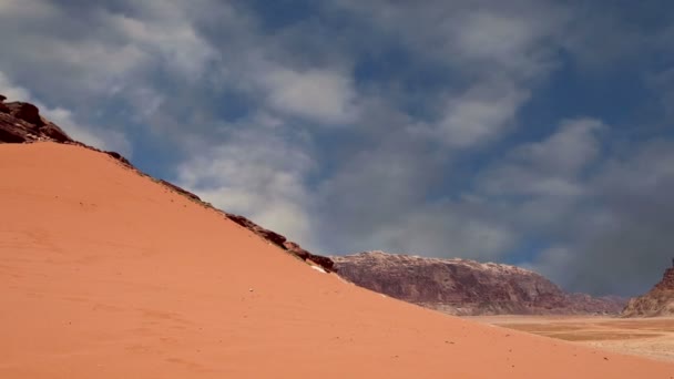 月の谷（The Valley of the Moon）は、アカバの東60kmのヨルダン南部の砂岩と花崗岩の岩に切り出された谷である。 — ストック動画