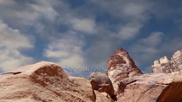 Wadi Rum Çölü, Ürdün, Ortadoğu ya da Ay Vadisi, Ürdün 'ün güneyinde, Akabe' nin 60 km doğusunda yer alan kum taşı ve granit kayalara oyulmuş bir vadidir. — Stok video