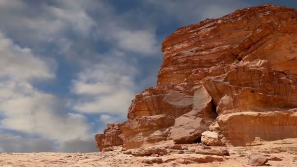 Wadi Rum Çölü, Ürdün, Ortadoğu ya da Ay Vadisi, Ürdün 'ün güneyinde, Akabe' nin 60 km doğusunda yer alan kum taşı ve granit kayalara oyulmuş bir vadidir. — Stok video