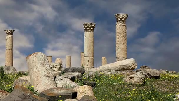 Römische Ruinen in umm qais (umm qays), Jordanien, Naher Osten - ist eine Stadt im Norden Jordaniens in der Nähe der antiken Stadt Gadara. umm qais ist eine der einzigartigsten griechischrömischen decapolis-Stätten in Jordanien — Stockvideo