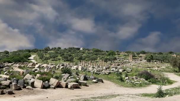 Rovine romane a Umm Qais (Umm Qays), Giordania, Medio Oriente è una città nel nord del Giordano vicino al sito dell'antica città di Gadara. Umm Qais è uno dei siti più unici della Decapoli Greco-Romana della Giordania — Video Stock