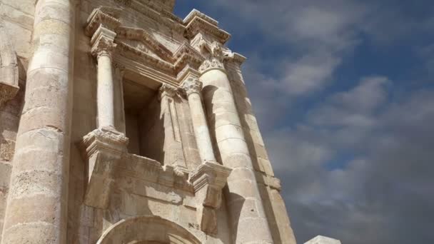 Arco di Adriano a Gerasa (Jerash) -- è stato costruito per onorare la visita dell'imperatore Adriano a Jerash nel 129 / 130 dC, Giordania — Video Stock