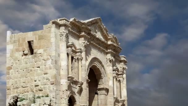 Boog van Hadrianus in Gerasa (Jerash)--werd gebouwd ter ere van het bezoek van keizer Hadrianus aan Jerash in 129/130 Ad, Jordanië — Stockvideo