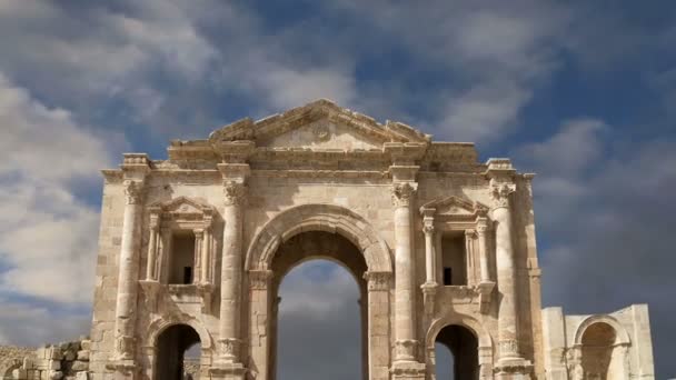 Arch of Hadrian in Gerasa (Jerash)-- was built to honor the visit of emperor Hadrian to Jerash in 129/130 AD, Jordan — Stock Video