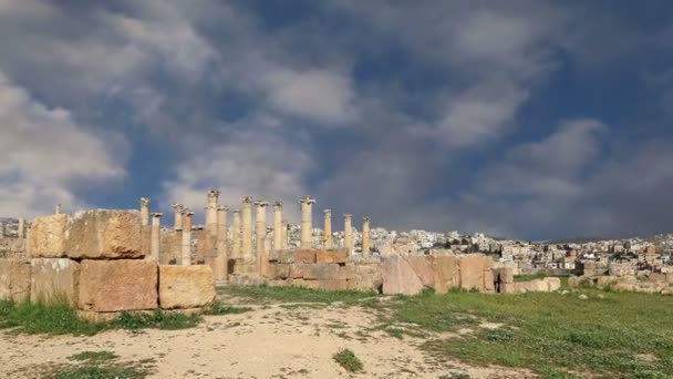Romeinse ruïnes in de Jordaanse stad jerash (gerasa uit de oudheid), hoofdstad en grootste stad van het gouvernement jerash, jordan — Stockvideo