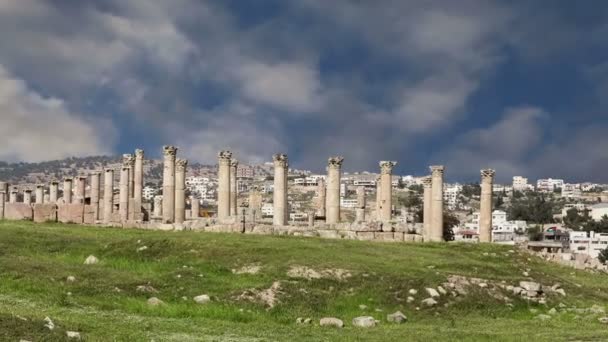 Ruinas romanas en la ciudad jordana de Jerash (Gerasa de la Antigüedad), capital y ciudad más grande de la gobernación de Jerash, Jordania — Vídeo de stock