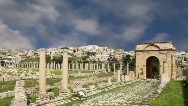 Romeinse ruïnes in de Jordaanse stad jerash (gerasa uit de oudheid), hoofdstad en grootste stad van het gouvernement jerash, jordan — Stockvideo