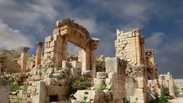 Ruinas romanas en la ciudad jordana de Jerash (Gerasa de la Antigüedad), capital y ciudad más grande de la gobernación de Jerash, Jordania — Vídeos de Stock