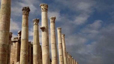 rzymskie kolumny w Jordanii miasta jerash (Gerazie starożytności), stolica i największe miasto guberni jerash, jordan
