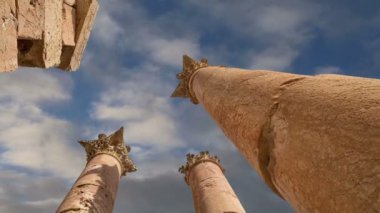 rzymskie kolumny w Jordanii miasta jerash (Gerazie starożytności), stolica i największe miasto guberni jerash, jordan