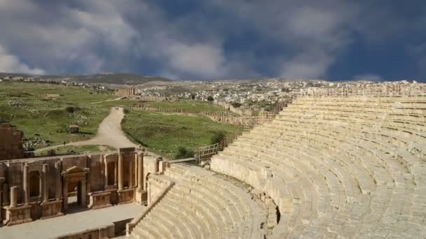 Amfiteátrum Gerasza az ókorban, a tőke és a legnagyobb város a kormányzóság jerash, Jordánia — Stock videók