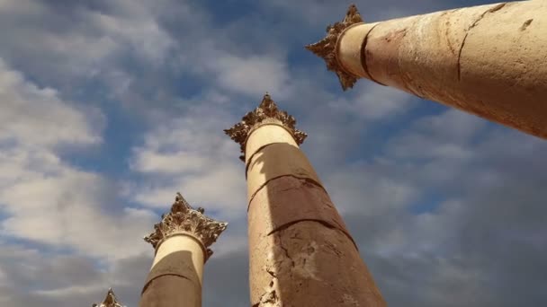 ジェラシュ (古代ジャラシュ)、首都およびヨルダン ジェラシュ県の大都市のヨルダンの都市のローマ時代の列 — ストック動画