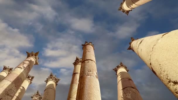 Римськими колонами з Йорданський міста jerash (gerasa давнини), столиця і найбільше місто jerash губернія, Йорданія — стокове відео