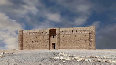 Qasr Kharana (Kharanah veya Harrana), çöl kalenin doğu Ürdün (100km ofamman). Yüzyılda 8 Kervansaray, tüccarlar için bir dinlenme yeri olarak kullanılmak üzere inşa   