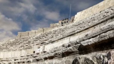 Amman, Ürdün - Roma Tiyatrosu tiyatro, antonius pius (138-161 ce) döneminde inşa edilmiş, geniş ve dik eğimli yapısı yaklaşık 6000 kişi koltuk