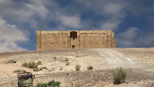 Qasr Kharana (Kharanah lub Harrana), zamek pustyni wschodniej Jordanii (ofamman 100km). Zbudowany w VIII wieku naszej ery do wykorzystania jako karawanseraj, miejsce spoczynku dla przedsiębiorców — Wideo stockowe
