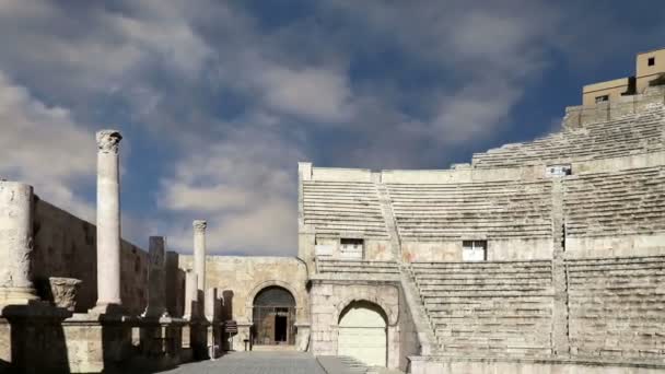 Roman Theatre i Amman, Jordan-teater blev bygget regeringstid Antonius Pius (138-161 CE), kunne den store og stejlt raked struktur plads omkring 6000 mennesker – Stock-video