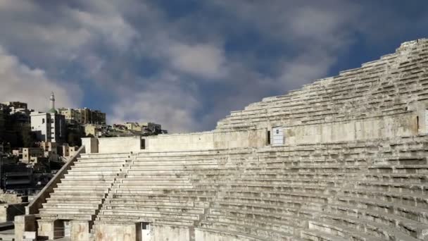 Romerska teatern i amman, jordan--teater byggdes regeringstiden av antonius pius (138-161 ce), den stora och kraftigt rakade strukturen kunde plats omkring 6000 personer — Stockvideo