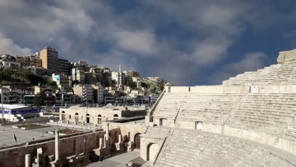 Romeins theater in amman, Jordanië--theater werd gebouwd het bewind van antonius pius (138-161 ce), de grote en steil raked structuur kan ongeveer 6000 zitplaatsen — Stockvideo